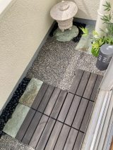 ベランダガーデン：ウッドデッキ匠と玉砂利を使用した坪庭