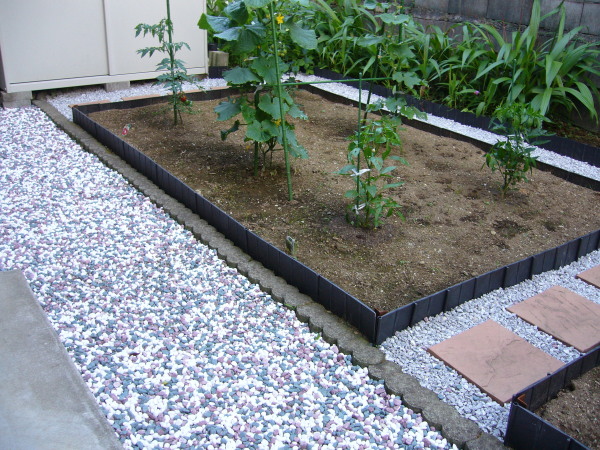 花壇の周りに敷いた五色石