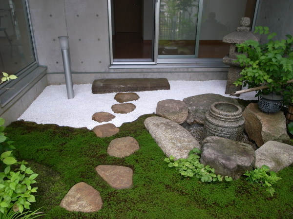坪庭に敷かれた白玉砂利
